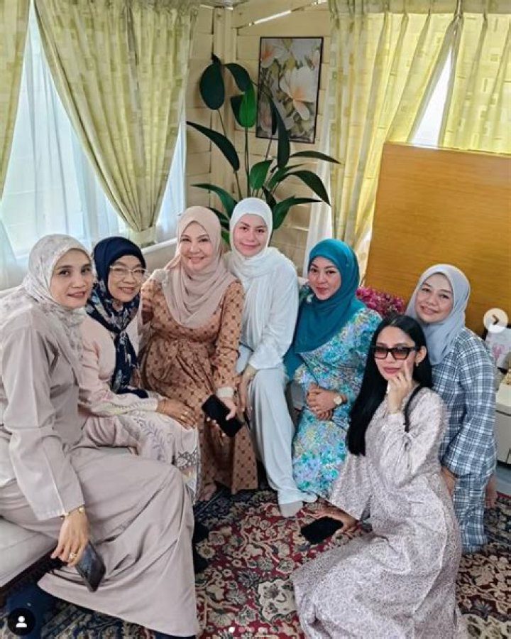 Meet Rebecca Nur Islam Husband Nor Azam Sulaiman, Daughters And Sons